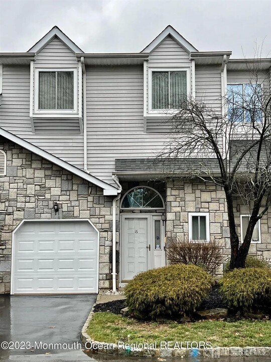 16 Linbrook Dr in South Amboy, NJ - Building Photo