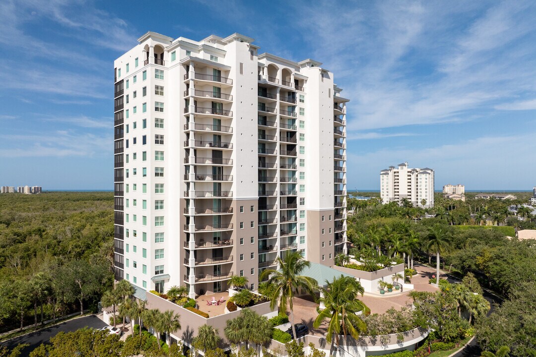 Nevis at Cove Towers in Naples, FL - Foto de edificio