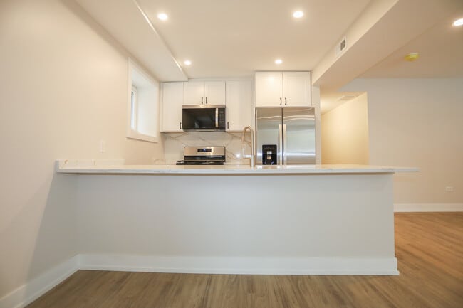 2230 W Wilson Ave in Chicago, IL - Building Photo - Building Photo