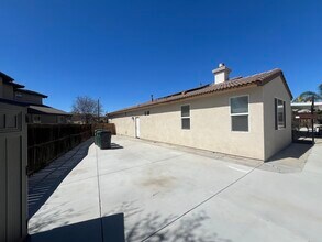 27922 Crescent Ct in Moreno Valley, CA - Foto de edificio - Building Photo