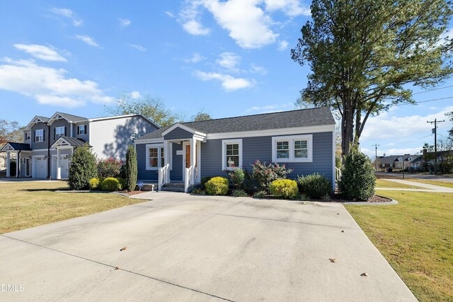 209 S Walnut St in Princeton, NC - Foto de edificio - Building Photo