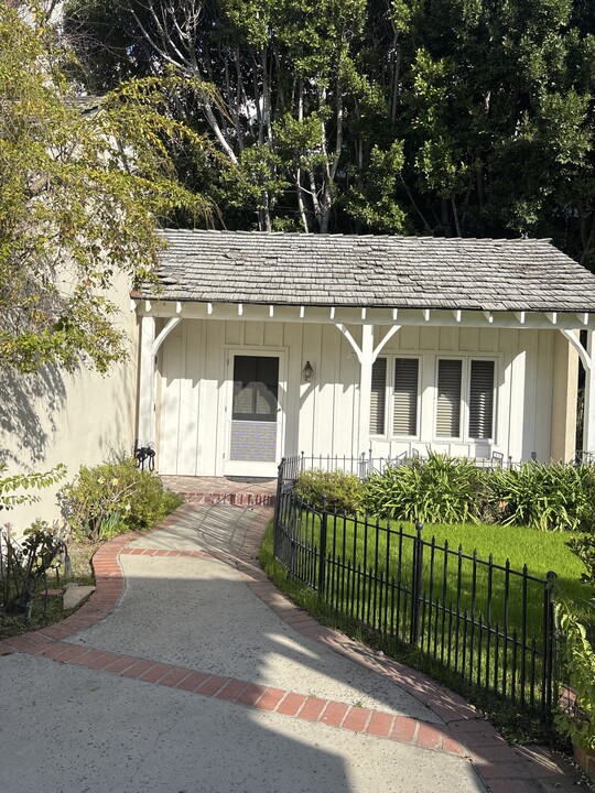 4608 Willowcrest Ave, Unit Toluca Lake Guest House in North Hollywood, CA - Foto de edificio