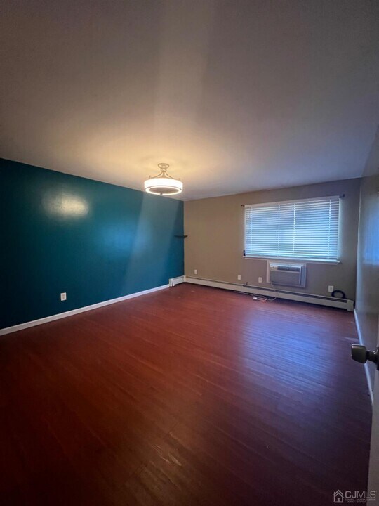 730 Cricket Ln in Woodbridge, NJ - Building Photo