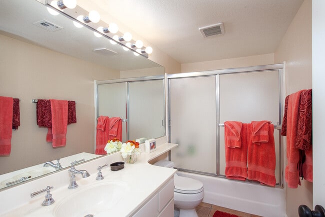 500 S Farrell Dr in Palm Springs, CA - Building Photo - Building Photo