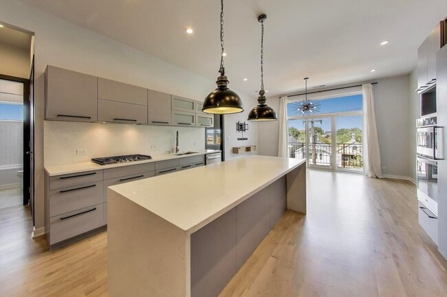 1708 W Cermak Rd, Unit 3W in Chicago, IL - Building Photo - Building Photo