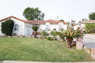 10109 Noble Ave in Mission Hills, CA - Foto de edificio - Building Photo