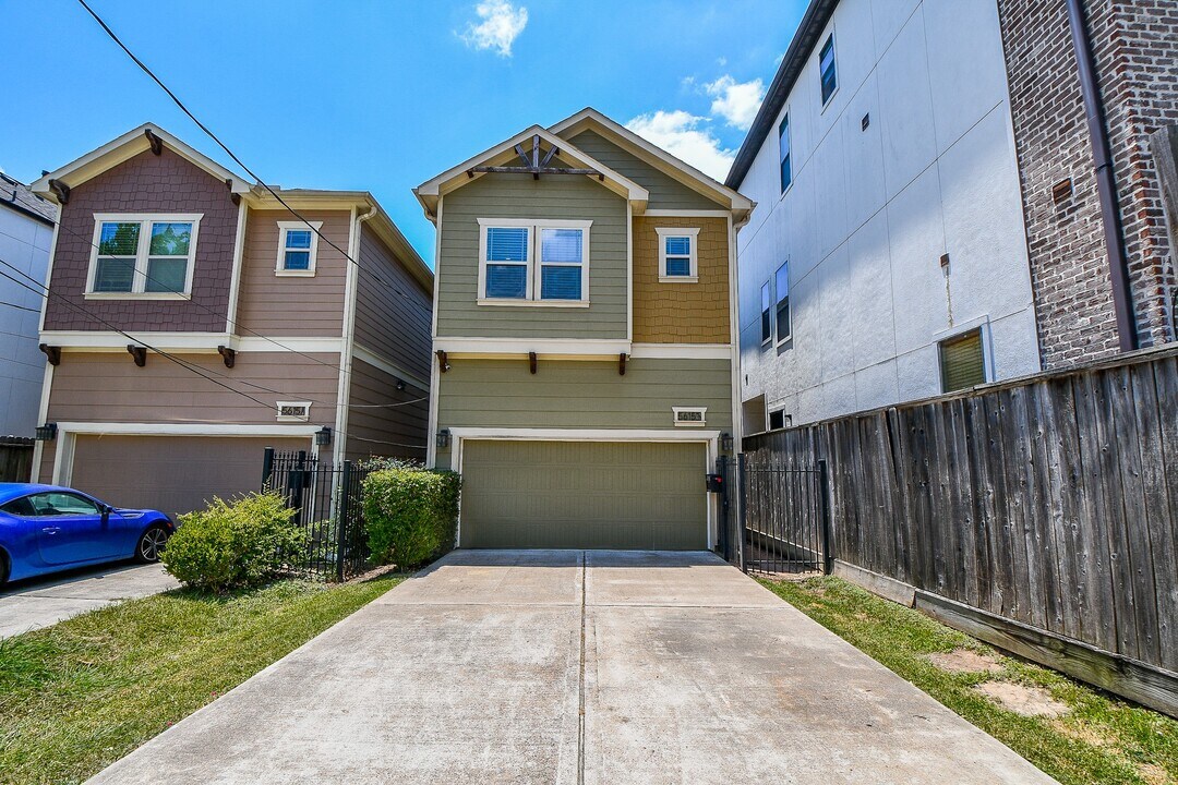 5615 Kiam St in Houston, TX - Building Photo