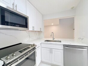 483 NW 36th Ave in Deerfield Beach, FL - Building Photo - Building Photo