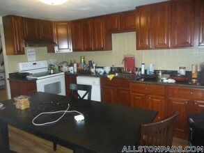 26 Greylock Rd in Boston, MA - Foto de edificio - Building Photo