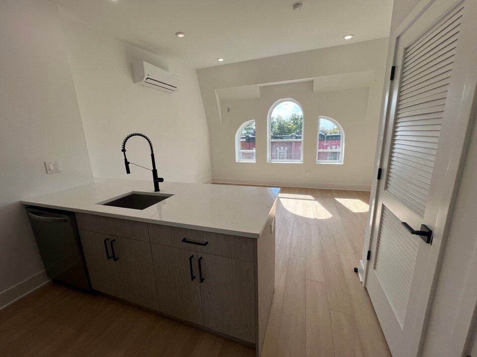 4253 Viola St, Unit 3 in Philadelphia, PA - Foto de edificio