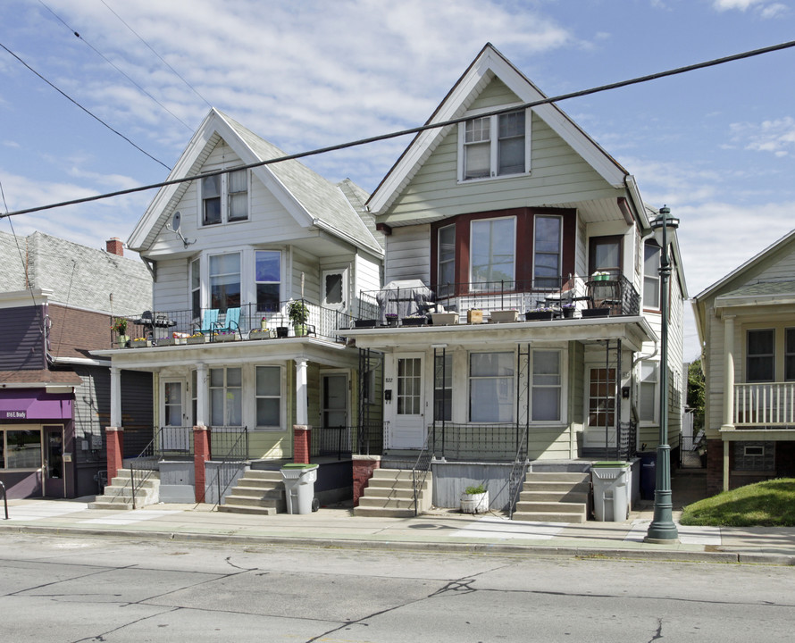 818-824 E Brady St in Milwaukee, WI - Foto de edificio