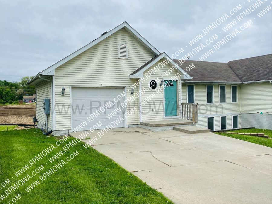 145 Christie Ln in Pleasant Hill, IA - Building Photo