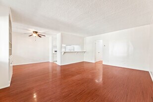 10535 Lindley Avenue in Northridge, CA - Building Photo