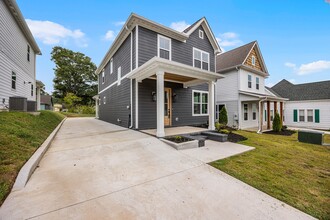 127 W Deaderick St in Jackson, TN - Building Photo - Building Photo