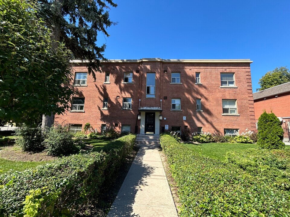870 Millwood Rd in Toronto, ON - Building Photo