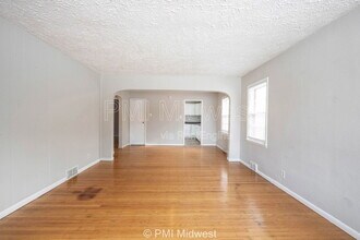 5005 Indianola Ave in Indianapolis, IN - Foto de edificio - Building Photo