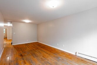 Sunlit Brooklyn Gem | Charming Apartment in a Prime Neighborhood in Brooklyn, NY - Foto de edificio - Building Photo