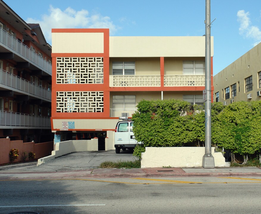 Altomar Apartments in Miami Beach, FL - Building Photo