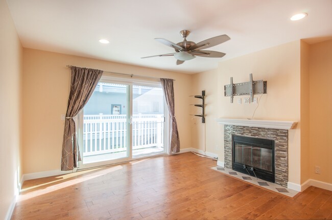 2411 Prospect Ave, Unit #224 in Hermosa Beach, CA - Foto de edificio - Building Photo