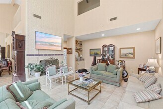 10125 Valley Forge Dr in Houston, TX - Building Photo - Building Photo