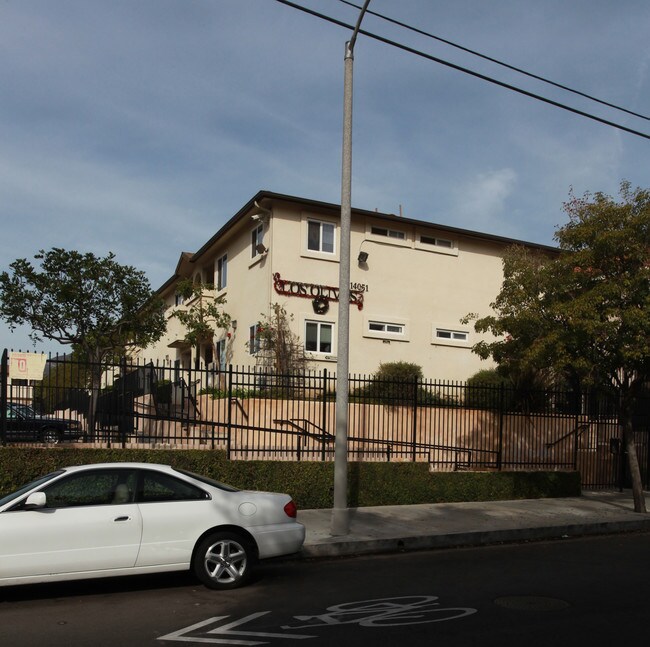 Los Olivos Apartments/Astoria Gardens in Sylmar, CA - Foto de edificio - Building Photo