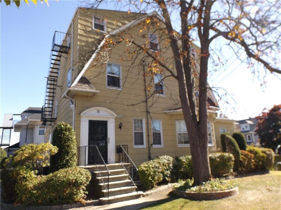 31 Edgewood Park in New Rochelle, NY - Building Photo