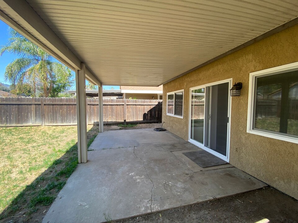 3599 Linnet Dr in Lake Elsinore, CA - Foto de edificio