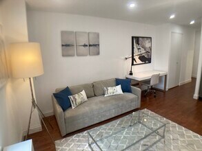 150 West 51st Street, Unit 2010 in New York, NY - Foto de edificio - Building Photo