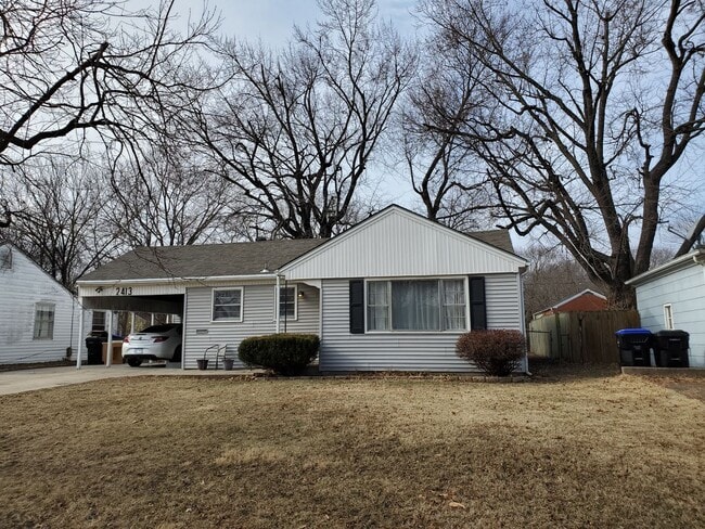 2413 SW Madeline Ln in Topeka, KS - Building Photo - Building Photo