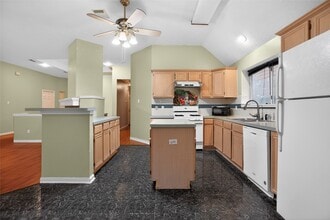 12530 Meadowglen Dr in Stafford, TX - Building Photo - Building Photo