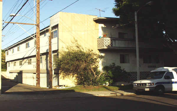 1050 N Stanley Ave in Los Angeles, CA - Foto de edificio - Building Photo