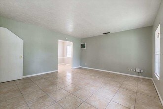 1402 College Park Ln-Unit -Unit B in Tampa, FL - Building Photo - Building Photo