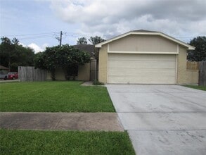 10303 Westedge Dr in Sugar Land, TX - Building Photo - Building Photo