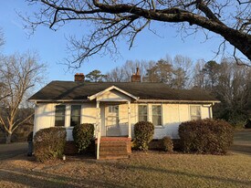 14 Sulphur Springs Rd in Greenville, SC - Building Photo