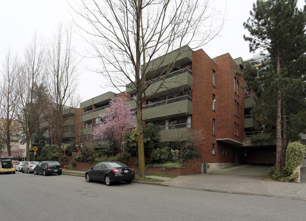 Vanier Court in Vancouver, BC - Building Photo