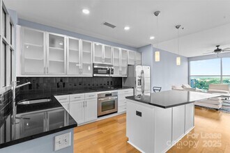 333 W Trade St in Charlotte, NC - Building Photo - Building Photo