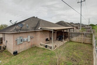Beautiful 3 Bed, 3 Bath Duplex in South College Station! in College Station, TX - Building Photo - Building Photo