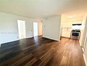 220 NE 41st St, Unit 2 in Oakland Park, FL - Building Photo - Building Photo