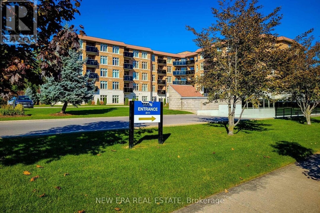 8111-8111 Forest Glen Dr in Niagara Falls, ON - Building Photo