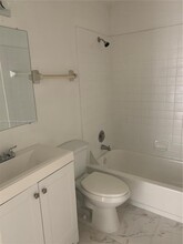 3413 NW 44th St, Unit 204 in Lauderdale Lakes, FL - Building Photo - Building Photo