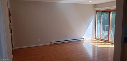 720 W Glebe Rd-Unit -2B in Alexandria, VA - Building Photo - Building Photo
