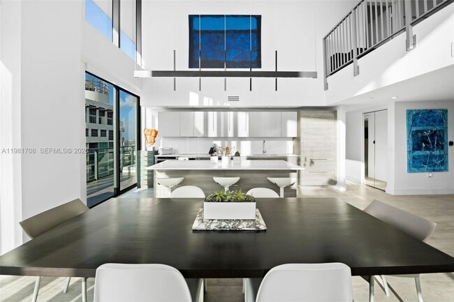 121 NE 34th St in Miami, FL - Building Photo - Building Photo