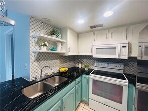5717 Deer Hollow Trail in Sarasota, FL - Building Photo - Building Photo