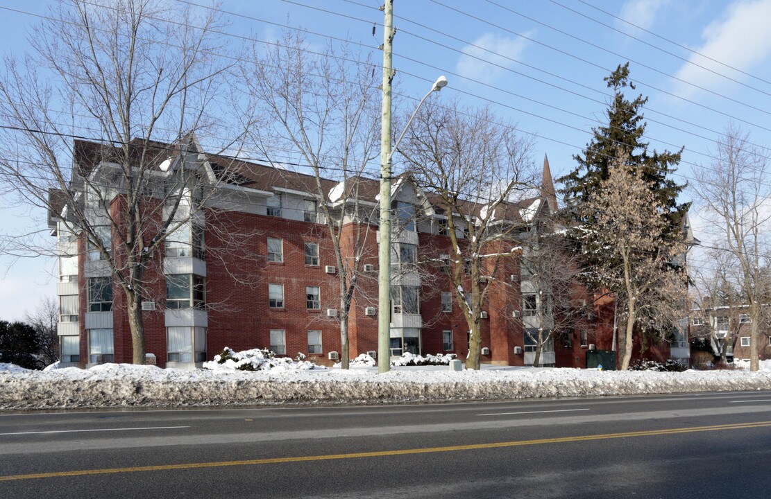 384 Erb St W in Waterloo, ON - Building Photo