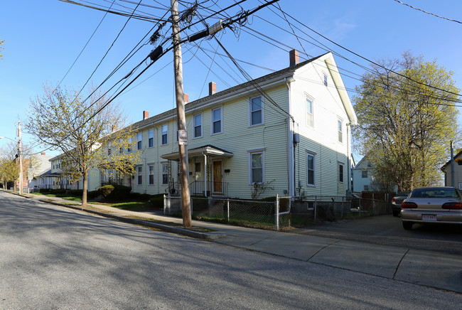 42 Alder St in Waltham, MA - Foto de edificio - Building Photo