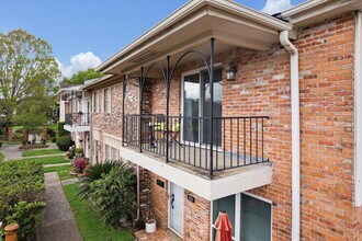 1880 Saxony Ln in Houston, TX - Building Photo - Building Photo