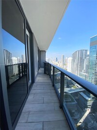 55 SW 9th St, Unit 3502 in Miami, FL - Foto de edificio - Building Photo