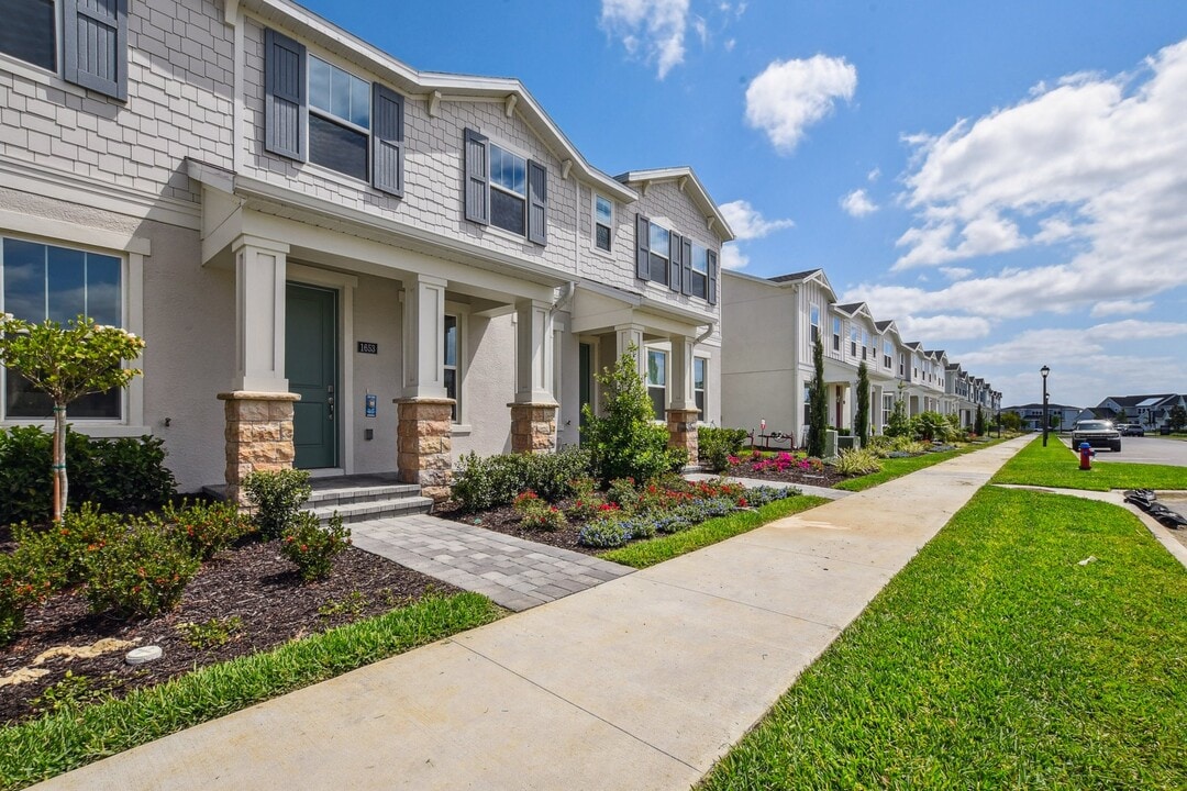 1653 Pinecliff Dr in Apopka, FL - Foto de edificio