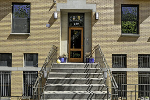 Manhattan Valley Townhouse in New York, NY - Foto de edificio - Building Photo