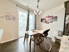 102 Dickson Ct in Highland Park, NJ - Building Photo - Building Photo